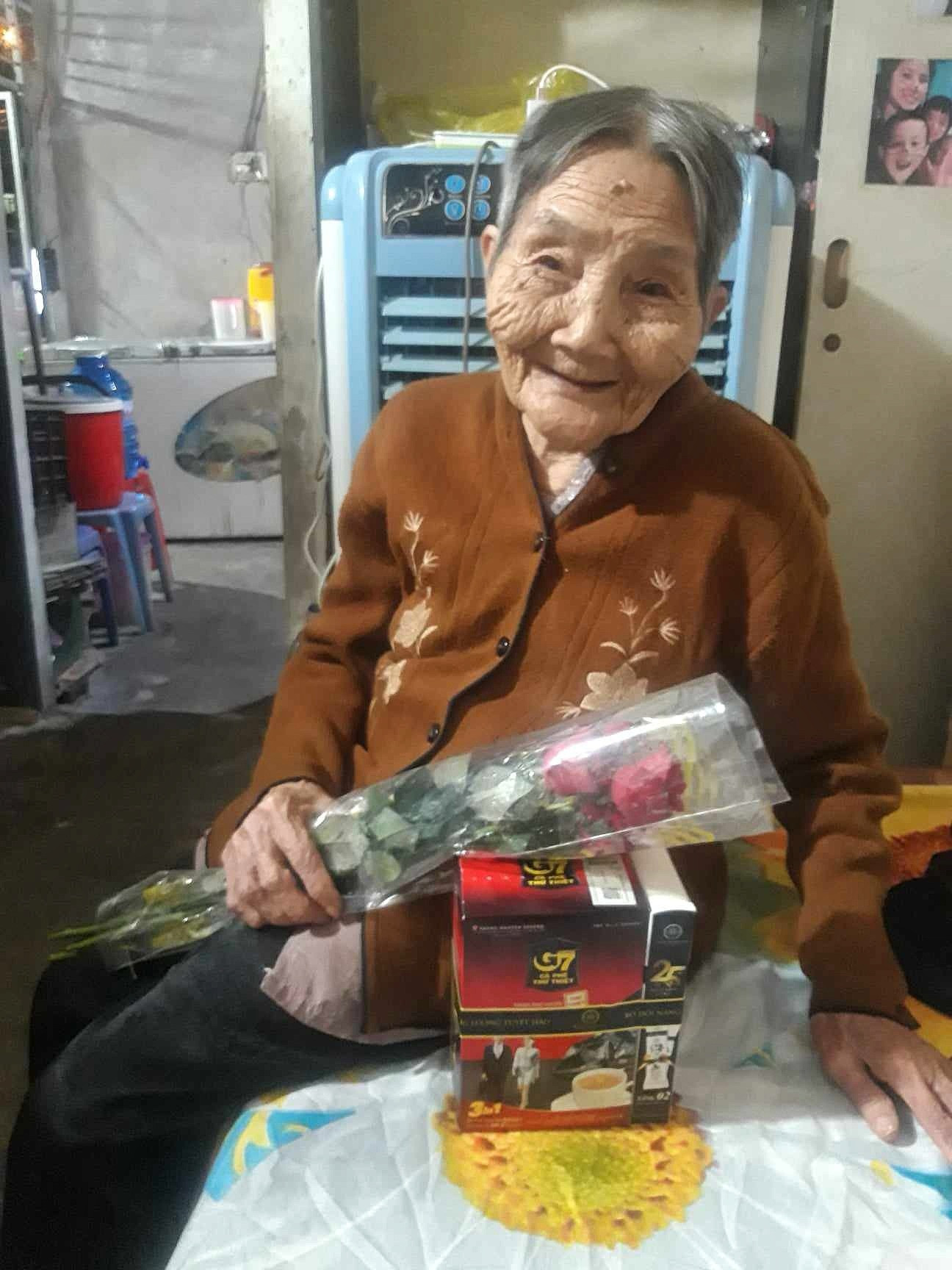 Cụ bà 103 tuổi vượt 300km về quê giỗ mẹ và câu nói đầy xót xa - 1