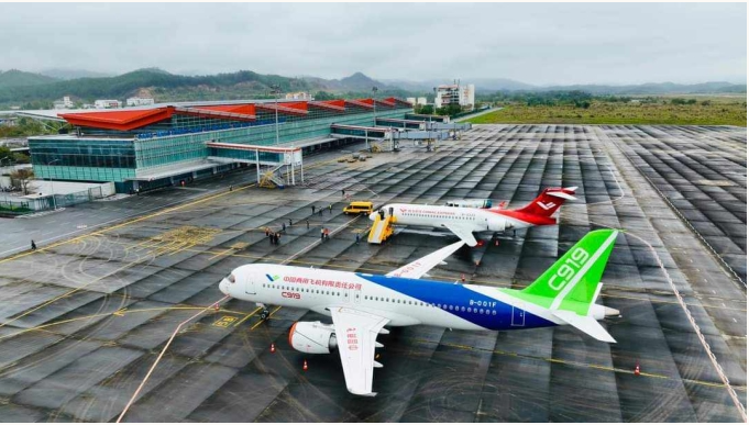 Hai tàu bay Comac tại sân bay quốc tế Vân Đồn, Quảng Ninh
