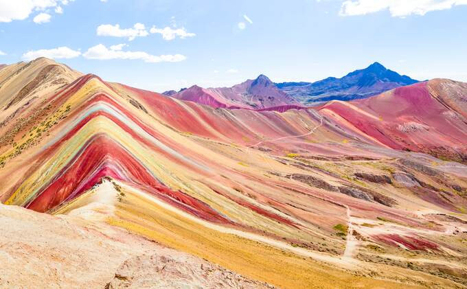 Sự đa dạng về thành phần khoáng chất trong đất đã ngọn núi này tự hình thành những dải màu đặc biệt như vậy