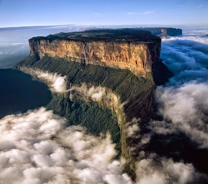 Núi Roraima nằm ở biên giới giữa Venezuela, Brazil và Guyana