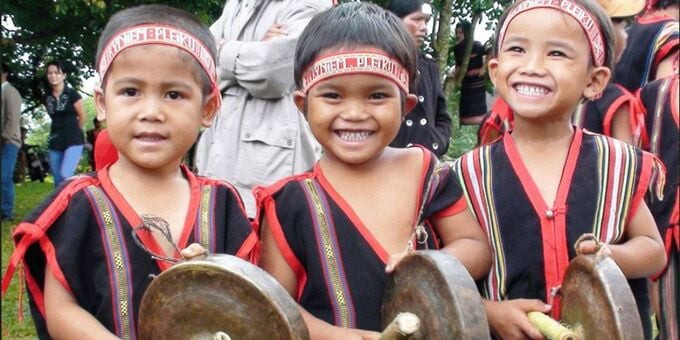 Nụ cười tươi tắn của những em bé tại làng văn hóa du lịch Plei Ốp