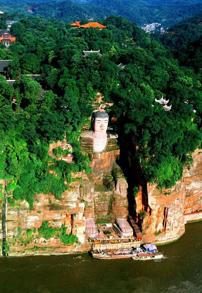 Thành phố Lạc Sơn còn nổi tiếng với di tích tượng Phật Di Lặc tạc khắc vào vách đá Thê Loan của núi Lăng Vân