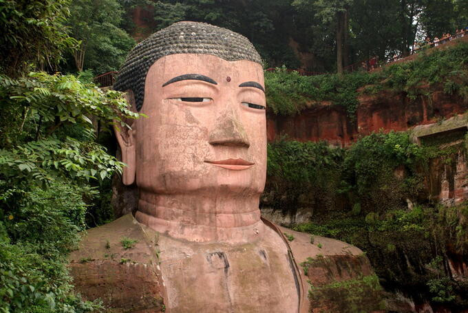 Sự hấp dẫn của tượng Phật không chỉ nằm ở kích thước mà còn thể hiện qua kiến trúc khéo léo