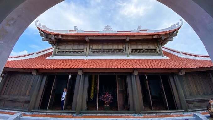 Chính điện chùa Sinh Tồn Đông là nhà 5 gian theo kết cấu chữ Đinh