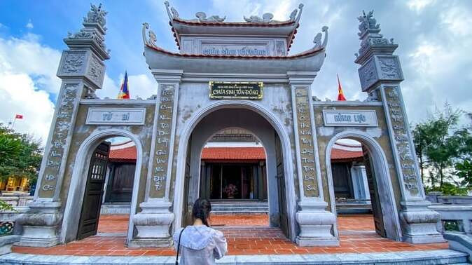 Hai chữ “Từ bi” – “Hùng lực” trên 2 lối vào của mỗi tam quan thể hiện tinh thần độc lập, tự cường, hộ quốc an dân, đồng hành cùng dân tộc của Phật giáo Việt Nam
