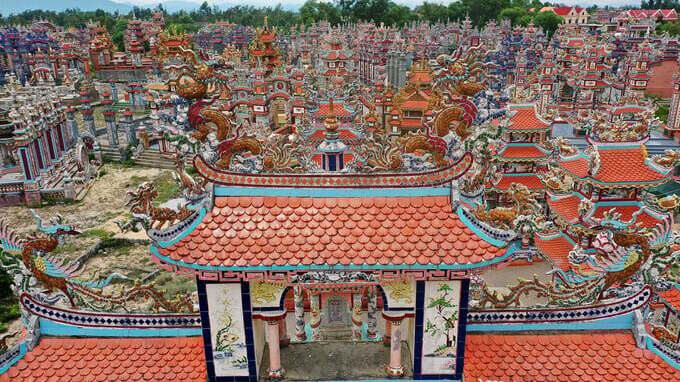 Hầu hết lăng mộ ở đây đều lấy nguyên mẫu thiết kế chung từ lăng vua Khải Định, sau đó biến hóa thêm bớt tùy thuộc vào sở thích của người yêu cầu