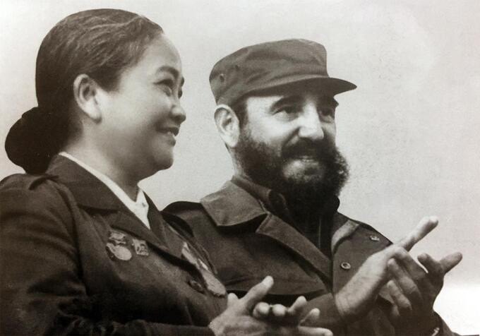 Tướng Nguyễn Thị Định và Chủ tịch Cuba Phidel Castro (18/7/1974)