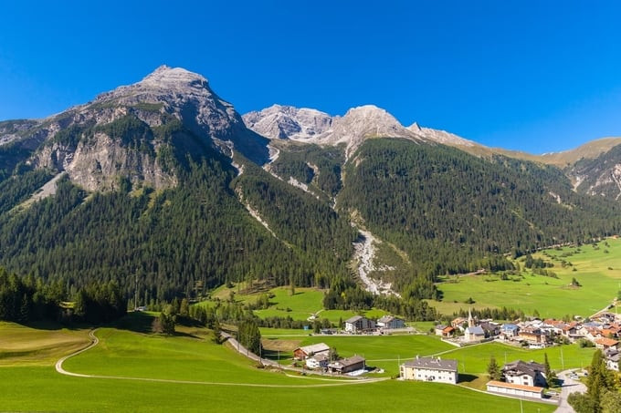 Ngôi làng Bergün nằm trên dãy núi Alps ở Thụy Sĩ