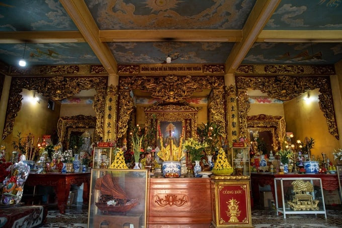 Chính điện của đền là nơi thờ Bà Đế và cha mẹ bà