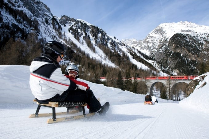 Mùa đông, ngôi làng nhỏ thu hút nhiều du khách đến để trải nghiệm các hoạt động ngoài trời như trượt tuyết, đá bóng trên băng
