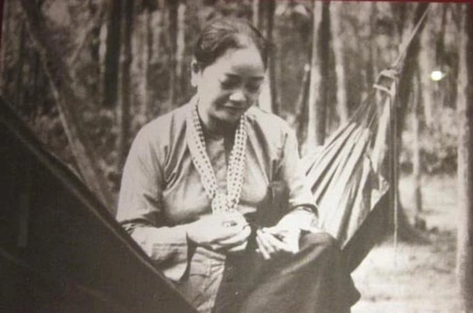 Bà Nguyễn Thị Định vá áo trên chiến trường