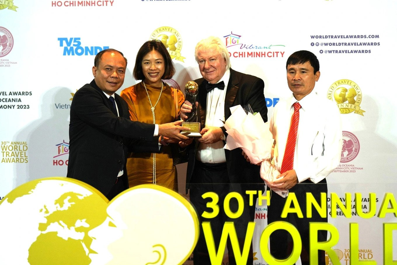 Ông Nguyễn Văn Chính - Giám đốc vườn quốc gia Cúc Phương đón nhận danh hiệu VQG hàng đầu châu Á từ tổ chức World Travel Awards. Ảnh: VQG Cúc Phương