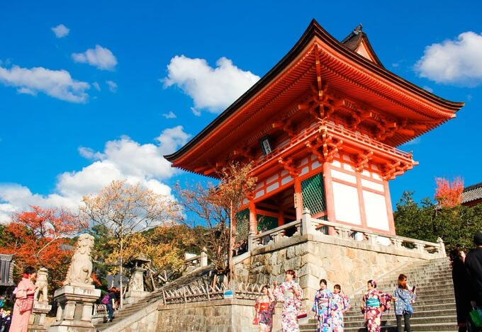 Mỗi năm, khoảng 3 triệu khách du lịch đến thăm và chiêm bái ngôi chùa này