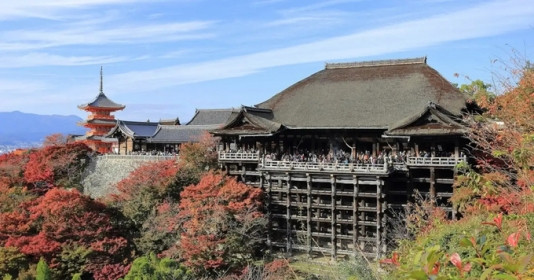 Chùa Kiyomizu được xây dựng mà không cần sử dụng đinh mà vẫn được kết nối một cách vững chắc