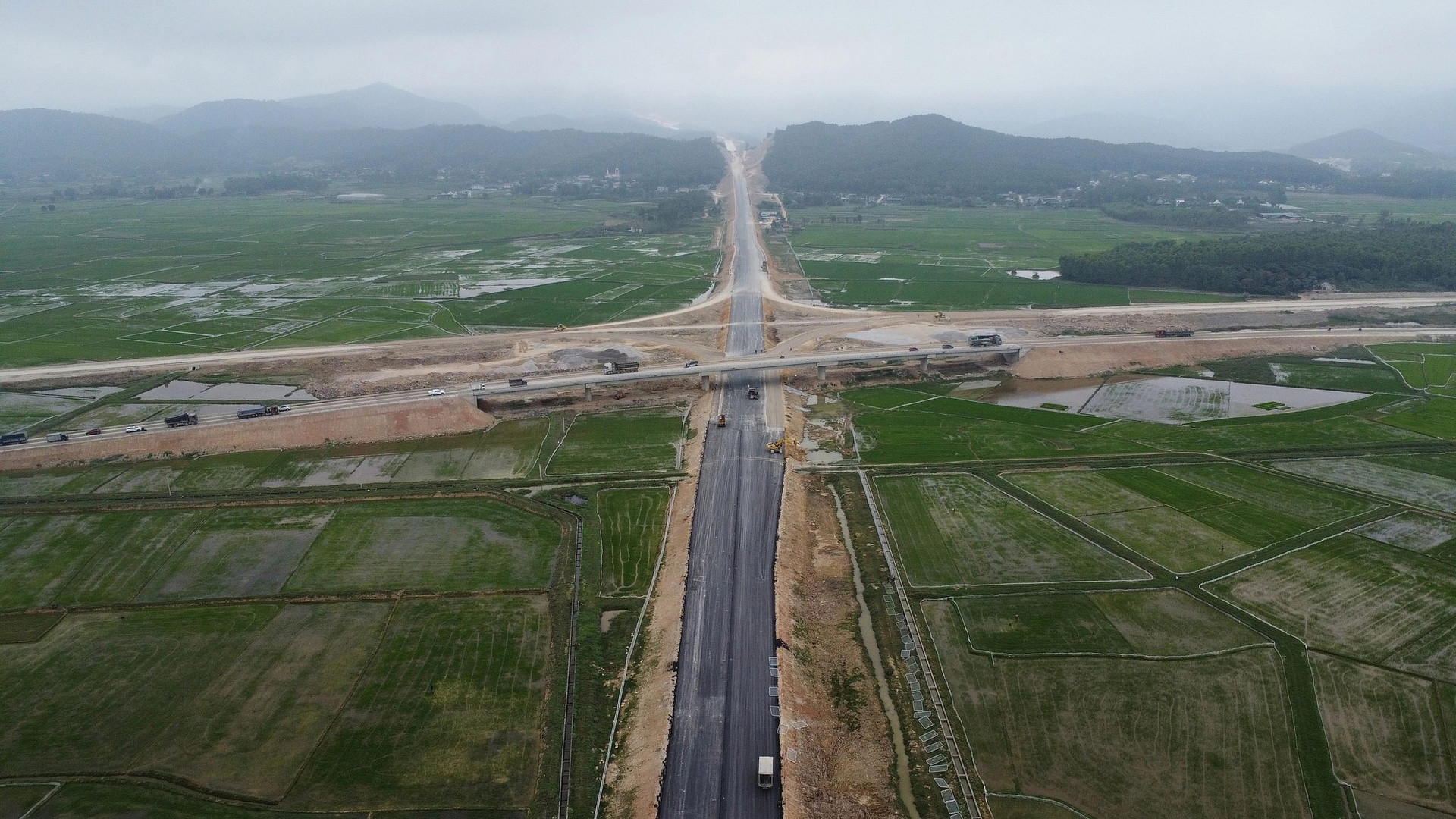 Cao tốc Diễn Châu-Bãi Vọt vẫn 'lụt' tiến độ sau 4 lần điều chỉnh kế hoạch- Ảnh 1.