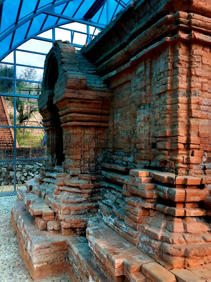 Các nhà nghiên cứu đã xác định niên đại của tháp Chăm Phú Diên là vào khoảng thế kỷ VIII