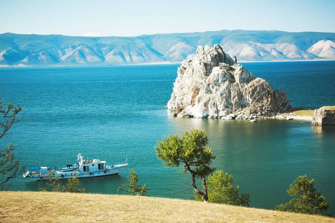 Với vẻ đẹp nguyên sơ và thiên nhiên độc đáo, hồ Baikal được mệnh danh là 