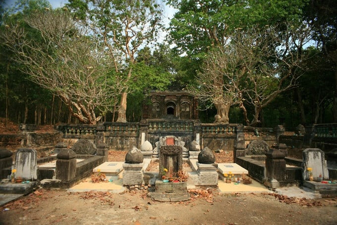 Các ngôi mộ cổ ở trong khu lăng mộ