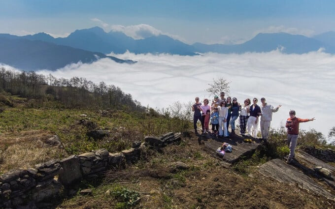 Du khách ngắm biển mây ở thôn cao nhất Việt Nam