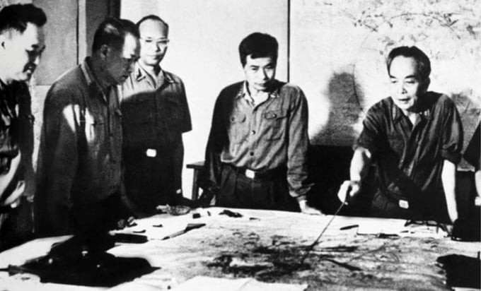Đại tướng Võ Nguyên Giáp và các đồng chí lãnh đạo Quân ủy Trung ương theo dõi diễn biến Chiến dịch Hồ Chí Minh năm 1975