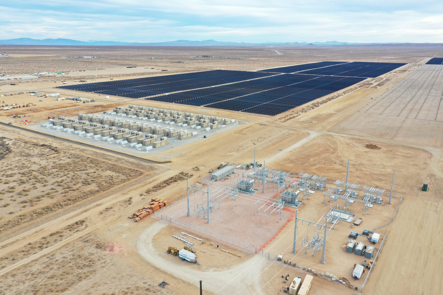 Cơ sở Edwards & Sanborn Solar and Energy Storage có công suất 875 megawatt, cao nhất so với bất kỳ cơ sở nào ở Mỹ
