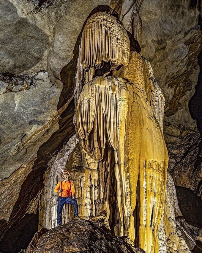 Thạch nhũ tuyệt đẹp tại hang Chà Lòi