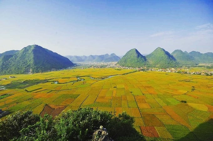 Làng Quỳnh Sơn nằm tựa lưng vào dãy núi đá vôi trùng điệp, nhìn ra cánh đồng Bắc Sơn với những ruộng lúa xanh ngát