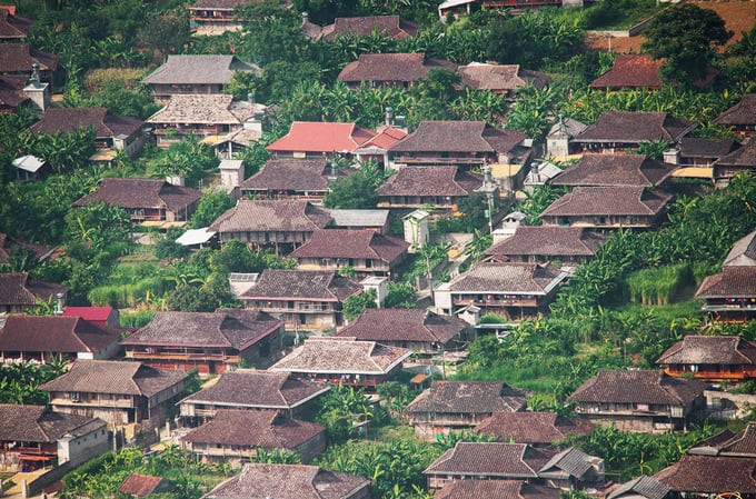 Dân cư ngôi làng có những đặc điểm chung rất độc đáo: cả làng cùng mang họ Dương; 100% là dân tộc Tày; cả làng làm nhà cùng một hướng và đều sống ở ngôi nhà sàn...
