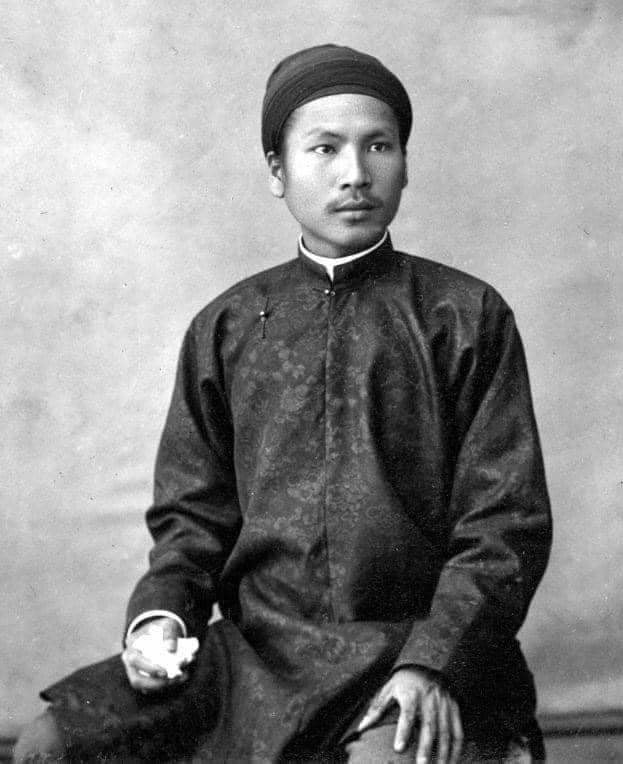 Vua Hàm Nghi tên thật là Nguyễn Phúc Ưng Lịch, con trai thứ năm của Kiên Thái Vương Nguyễn Phúc Hồng Cai