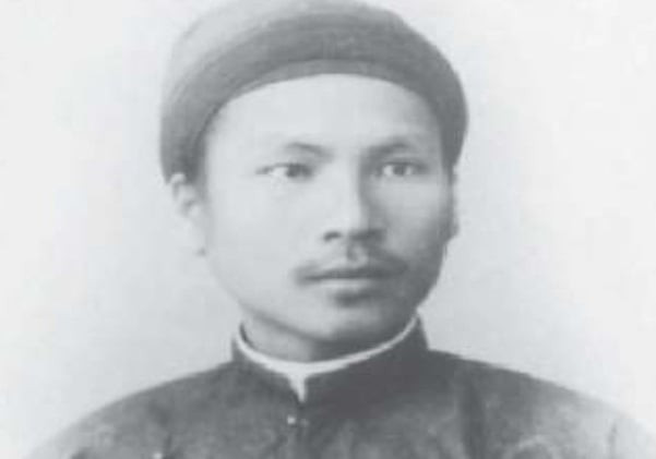 Sau khi kinh đô Huế thất thủ năm 1885, vua Hàm Nghi được Tôn Thất Thuyết đưa vào rừng núi Tân Sở, tại đây, vua ban chiếu Cần Vương, kêu gọi sĩ phu và nông dân nổi dậy chống Pháp giành độc lập