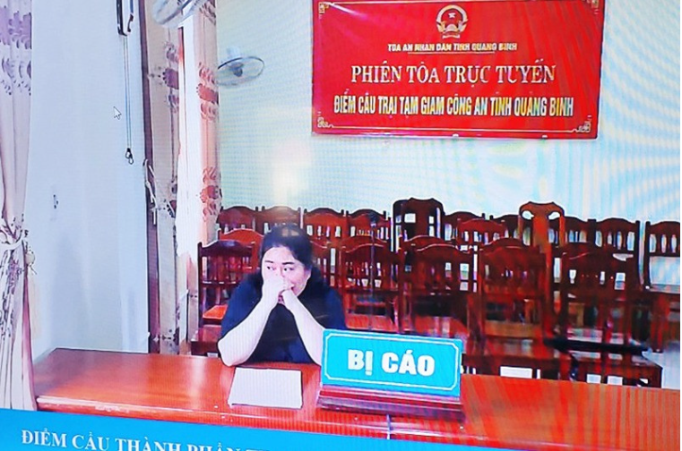 Bị cáo Trương Thị Lan Anh tại điểm cầu trực tuyến Trại tạm giam Công an tỉnh