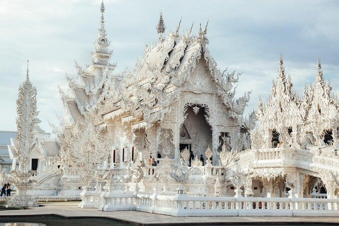 Dù diện mạo của Wat Rong Khun đã định hình khá rõ nét nhưng ngôi chùa vẫn còn đang trong giai đoạn xây dựng và sẽ tiếp tục được hoàn thiện cho tới năm 2070
