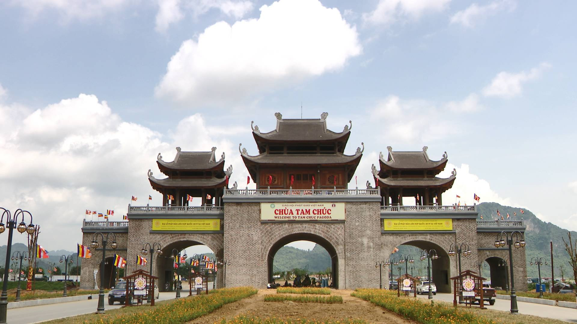 Hai bên cổng Tam quan là 2 con đường lớn để bạn đi bộ lên các chính điện lớn của chùa