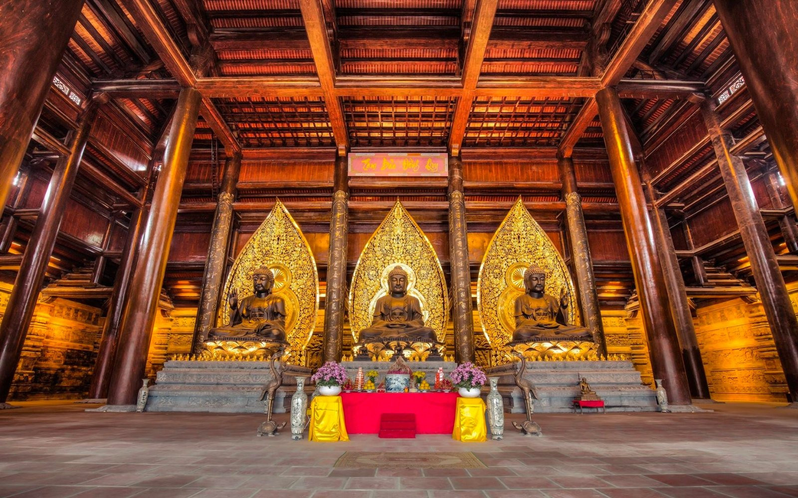 Ba pho tượng Phật Tam Thế được đặt tại chính điện
