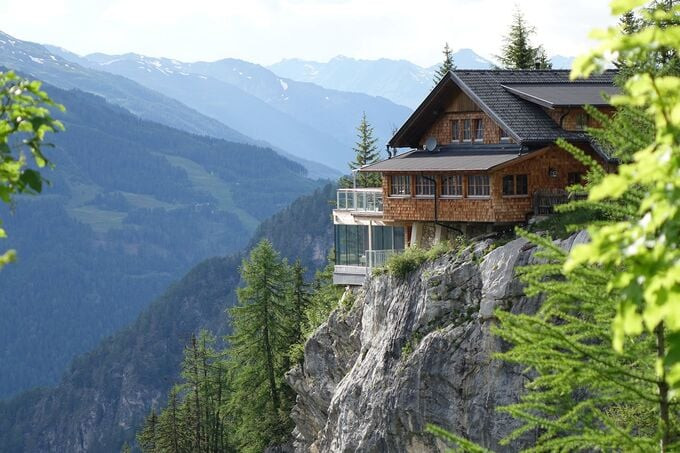 Các phòng mới của khách sạn, bao gồm cả căn phòng của Forlano, đều nằm trên vách đá của những ngọn núi với độ cao lên đến 1.600m