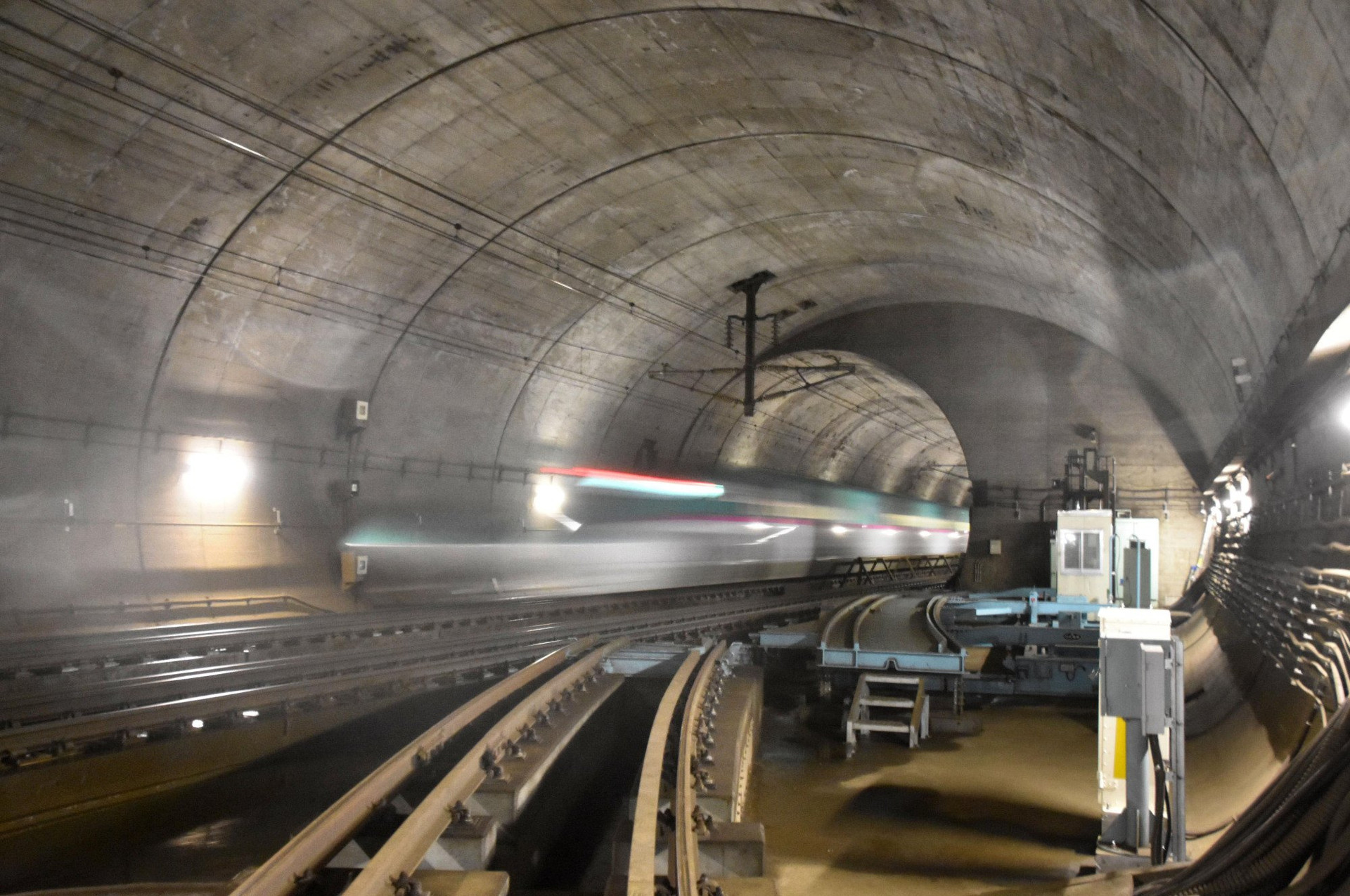 Đường hầm Seikan là hầm đường sắt dưới biển dài nhất thế giới - 53,85km