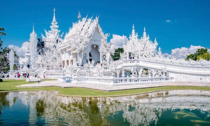 Người sáng tạo nên ngôi chùa là kiến trúc sư kiêm nghệ nhân nổi tiếng Chalermchai Kositpipat