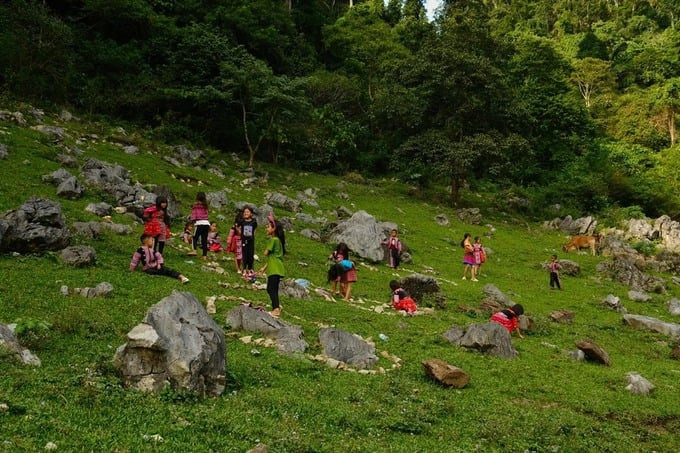 Những em bé H’mông vui chơi bên các mỏm đá