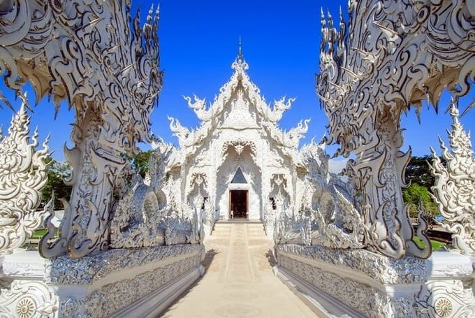 Đường đi vào Chánh Điện chùa trắng Wat Rong Khun