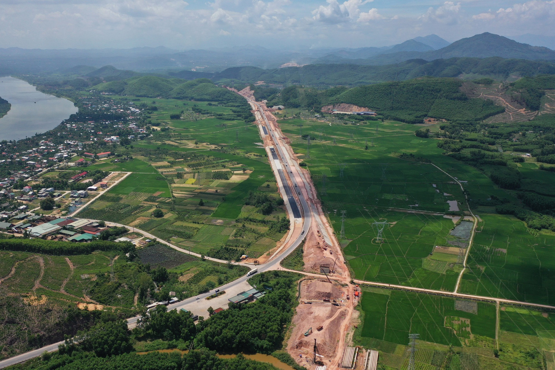 Tuyến cao tốc nghìn tỷ Cam Lộ - La Sơn sẽ thông xe vào tháng 11/2022 - CafeLand.Vn