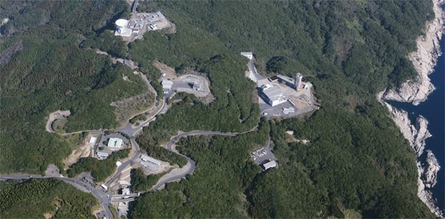 Toàn cảnh Trung tâm Vũ trụ Uchinoura (USC) với những công trình/tòa nhà mang những nhiệm vụ khác nhau trên đồi. Ảnh: JAXA