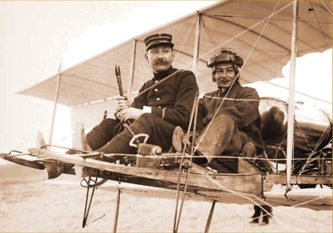 Victor Ménard và Đỗ Hữu Vị trên máy bay hai tầng cánh Henry Farmand, ngày 13/5/1911