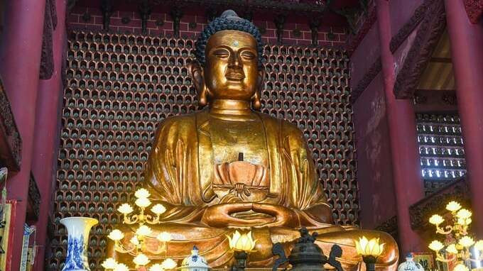 Tại chùa Đỏ có đặt tượng phật Đức Phật Thích Ca Mâu Ni bằng gỗ mít cao 5,5m