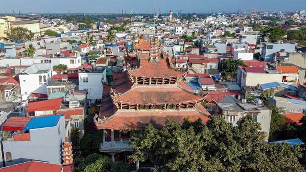 Chùa Đỏ (Linh Độ Tự) nằm sâu trong một con ngõ nhỏ, khá khuất giữa khu dân cư sầm uất