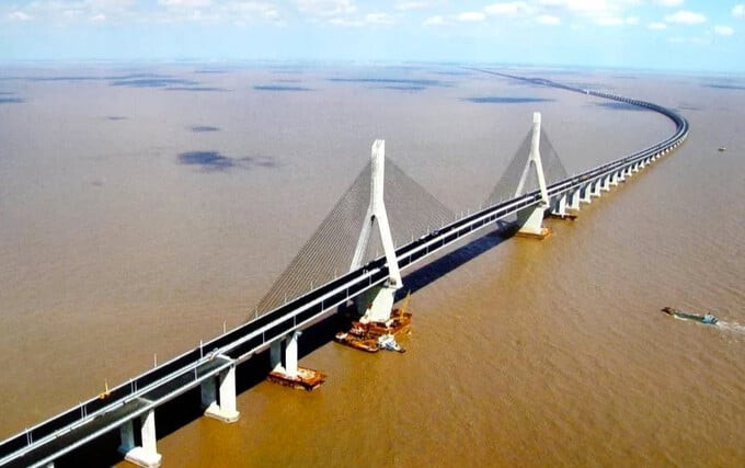 Tổng chiều dài của cầu Đông Hải là 32,5km