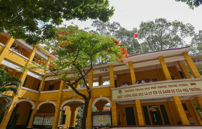 Khi mới lập, nữ sinh Trưng Vương học tạm tại trường nữ sinh Gia Long (nay là THPT Nguyễn Thị Minh Khai)