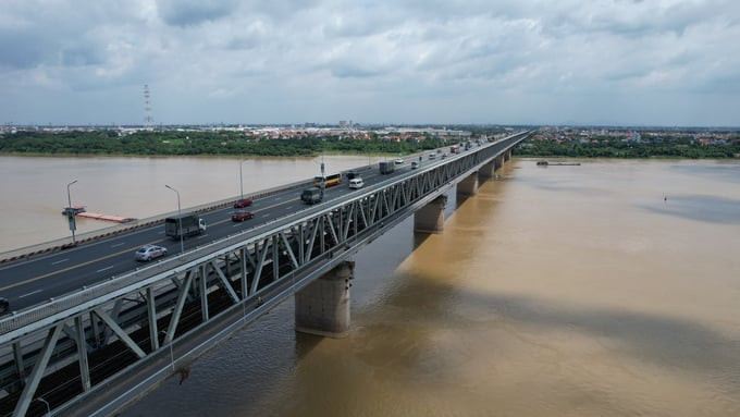 Việc xây dựng cầu Thăng Long do Xí nghiệp liên doanh cầu Thăng Long (gồm 4 công ty cầu và 1 công ty cơ khí) thực hiện.  Ảnh: Báo Đại Đoàn Kết