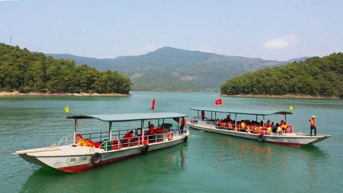 Để đến chùa, du khách sẽ di chuyển từ bến đò qua hồ Yên Lập bằng thuyền