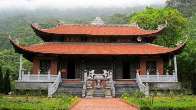 Tọa lạc trên núi Linh Thứu, chùa Lôi Âm Thượng được xây dựng với thế lưng tựa núi và nằm ở độ cao hơn 500m so với mực nước biển