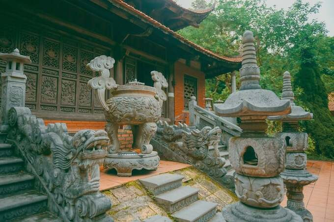 Cùng với chùa Hang, chùa Lân, chùa Vạn Triều, chùa Lôi Âm hợp thành một quần thể kiến trúc hài hòa, vừa thơ mộng, vừa trang nghiêm, vừa u tịch